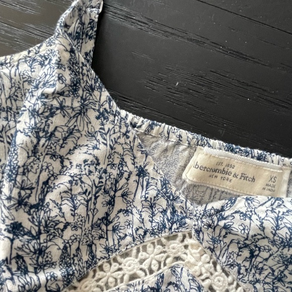 Abercrombie & Fitch Tank Top with a blue print and pretty eyelet detail - Picture 3 of 4